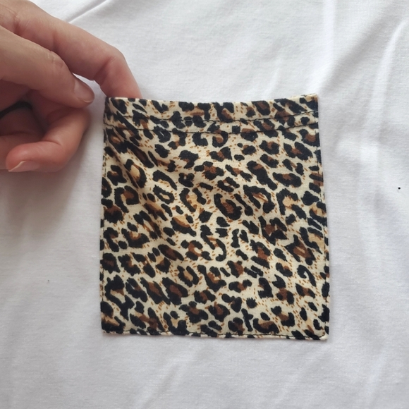 Cutw White V-Neck Leopard Print Pocket Tee T-Shirt - Picture 3 of 5